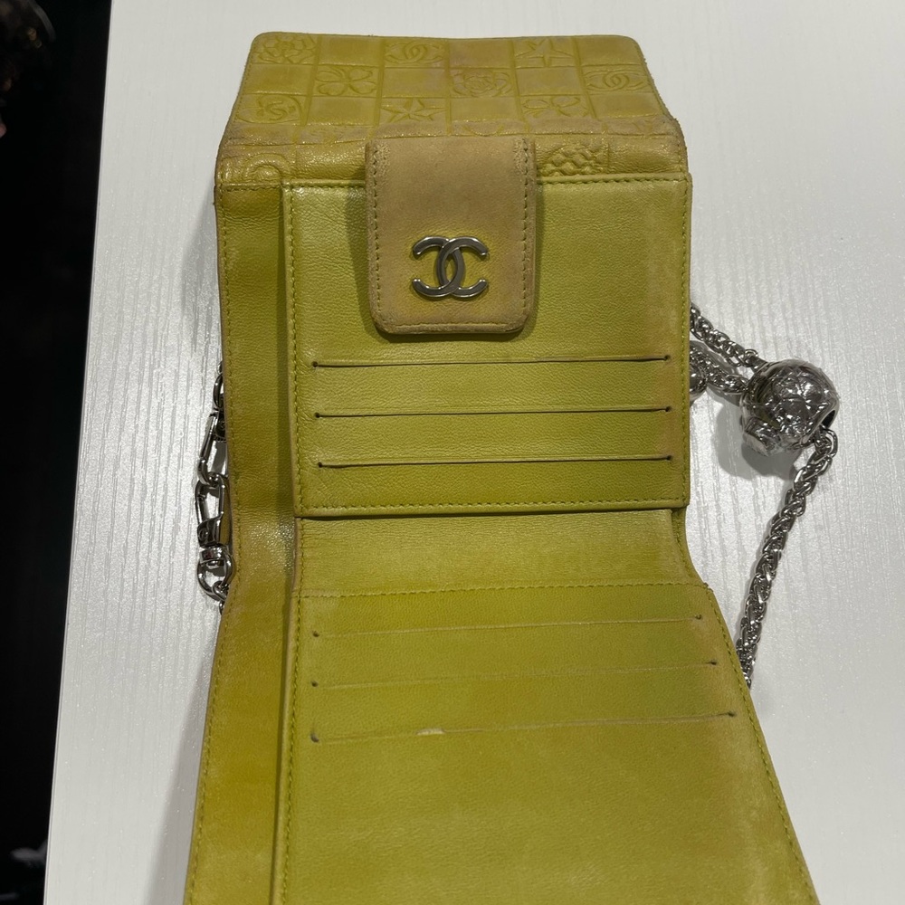 Chanel walle in Vibrant Yellow with Silver Chain and silver logo - Picture 7 of 13